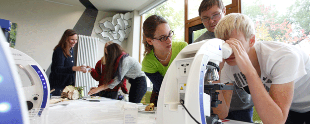 In dem Seminargebäude der Grünen Schule sind detaillierte Untersuchungen mit moderner optischer Ausstattung möglich In dem Seminargebäude der Grünen Schule sind detaillierte Untersuchungen mit moderner optischer Ausstattung möglich