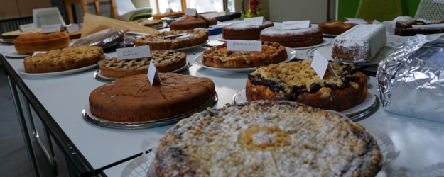 Kuchenspenden des Freundeskreises werden für den Verkauf vorbereitet